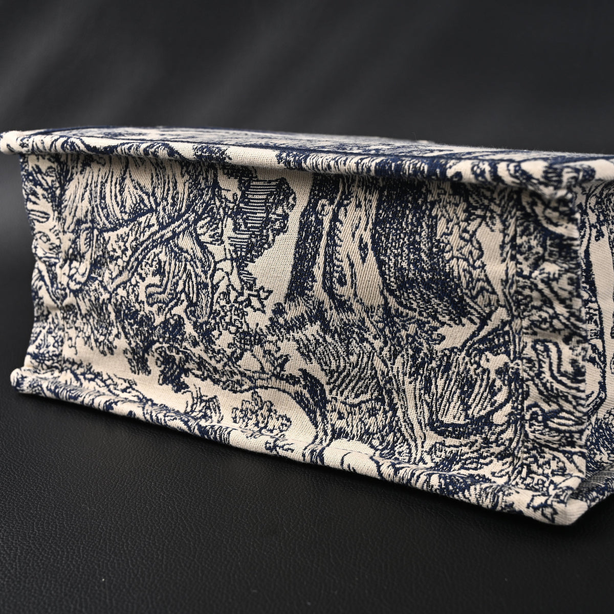 dior-book-tote-bag-blue-toile-de-jouy-embroidery Tote