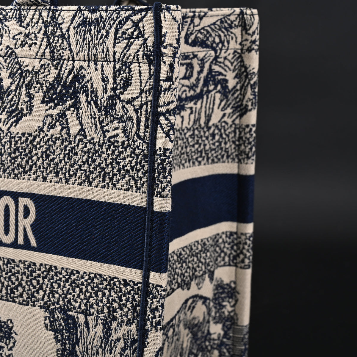 dior-book-tote-bag-blue-toile-de-jouy-embroidery Tote