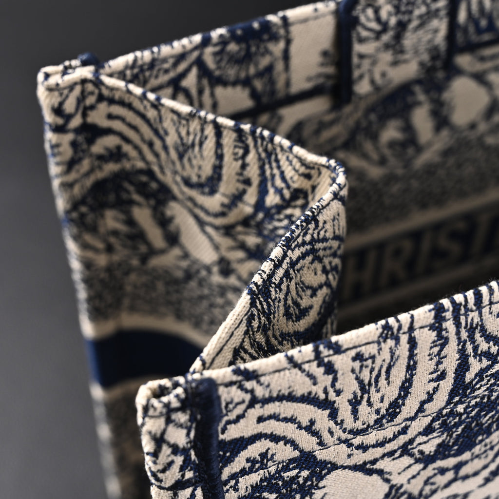 dior-book-tote-bag-blue-toile-de-jouy-embroidery Tote