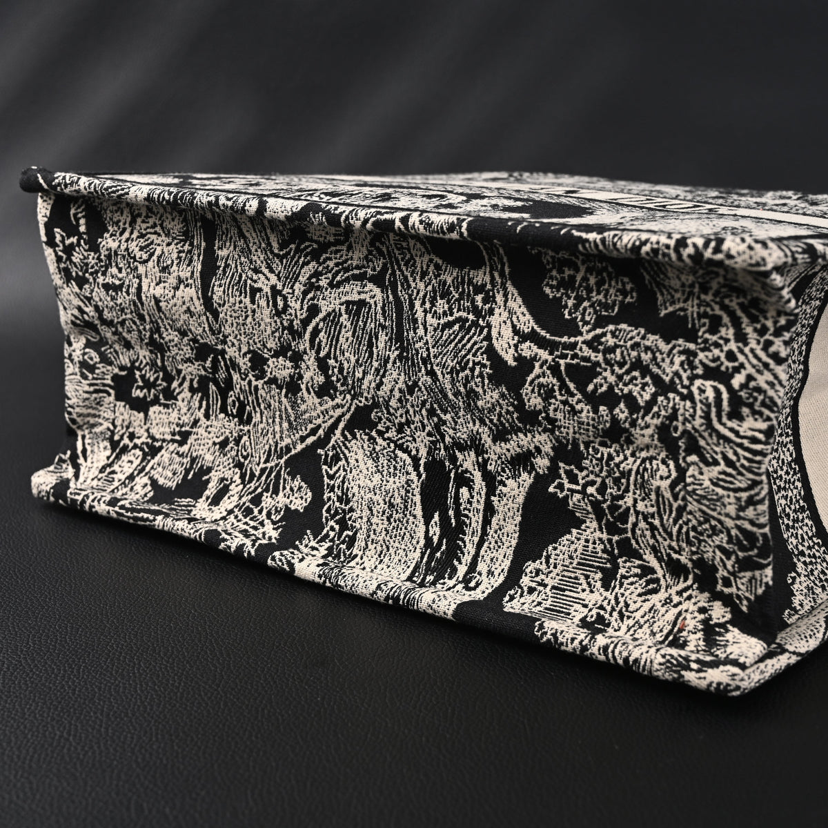 dior-book-tote-bag-black-toile-de-jouy-embroidery Tote