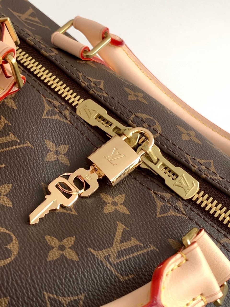 lv-keepall-bandouliere-55 Handle