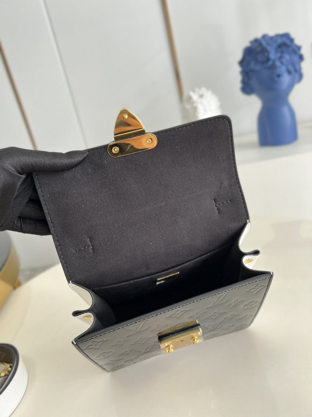 louis-vuitton-noir-monogram-vernis-leather-spring-street-nm-bag Handle
