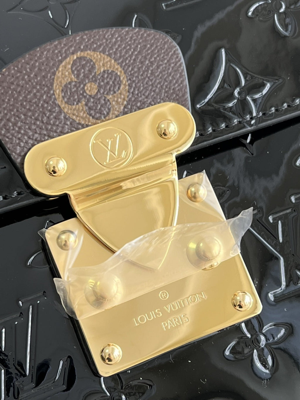 louis-vuitton-noir-monogram-vernis-leather-spring-street-nm-bag Handle