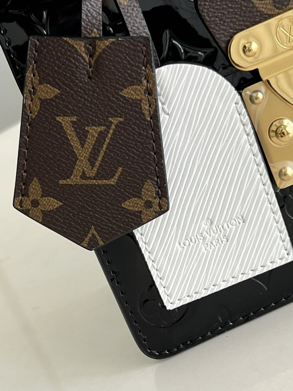 louis-vuitton-noir-monogram-vernis-leather-spring-street-nm-bag Handle