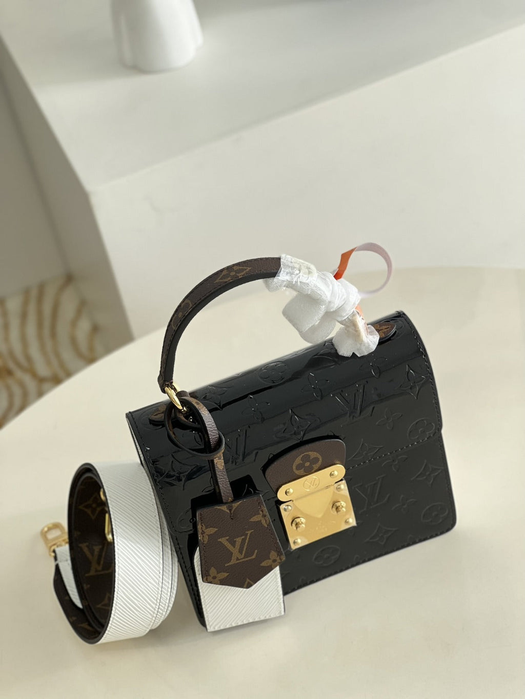 louis-vuitton-noir-monogram-vernis-leather-spring-street-nm-bag Handle