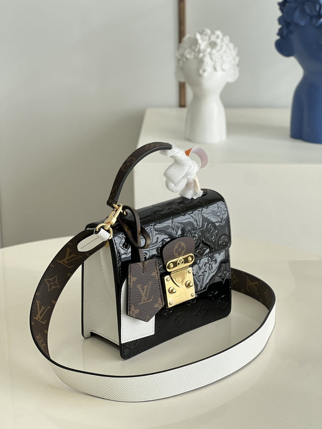 louis-vuitton-noir-monogram-vernis-leather-spring-street-nm-bag Handle