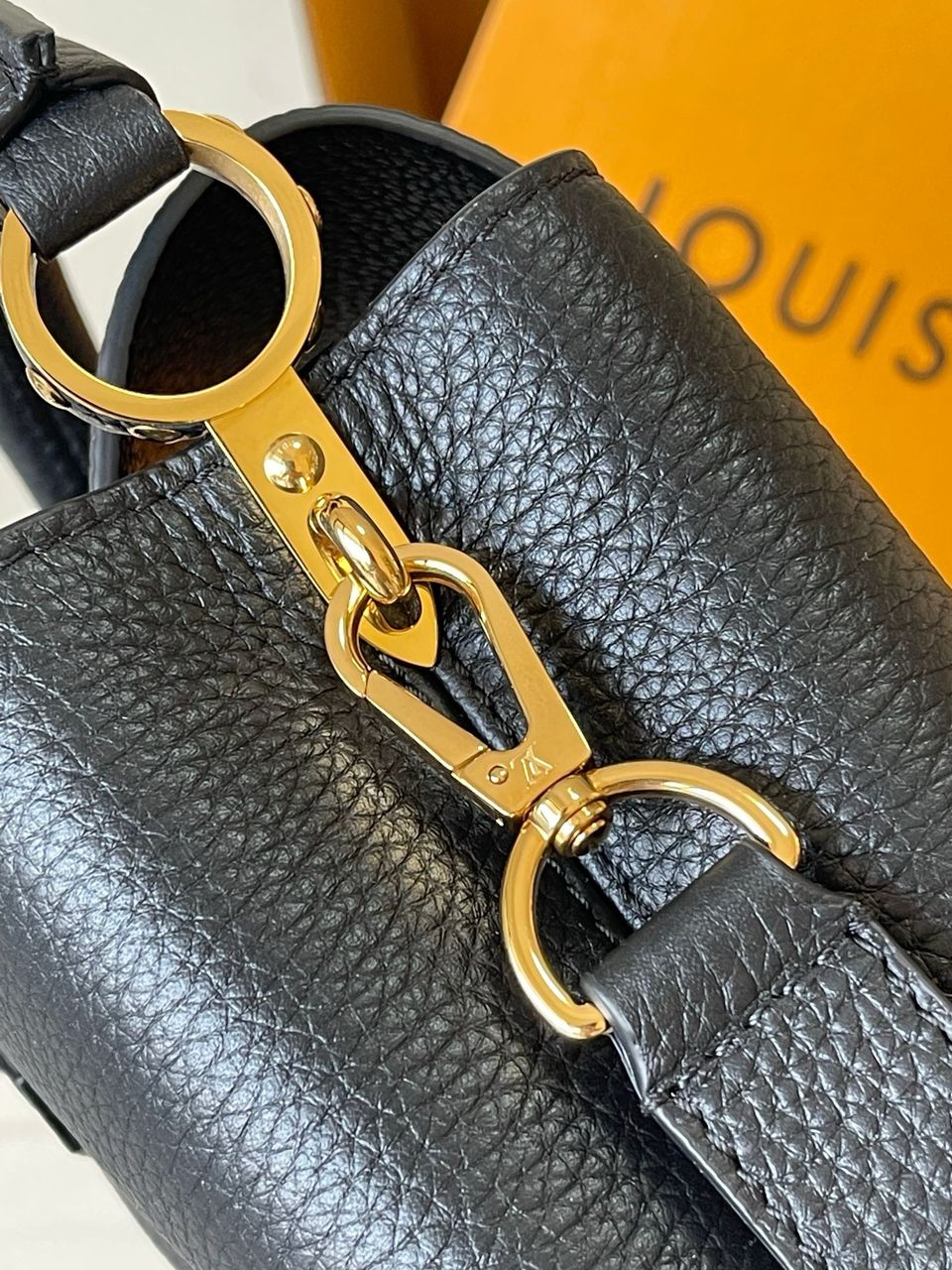 louis-vuitton-capucines-mini-black Handle