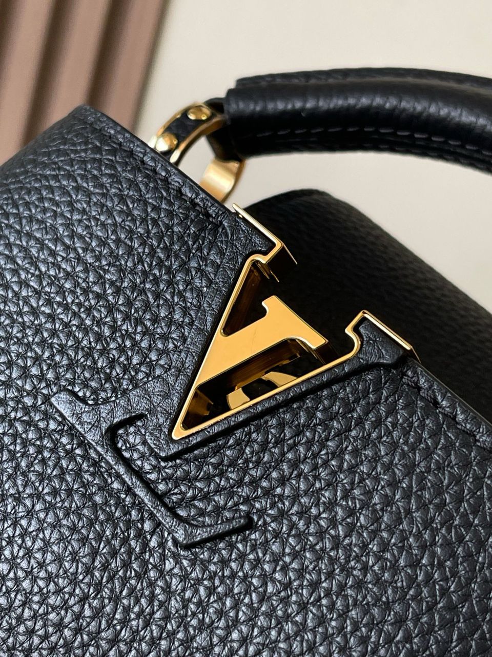 louis-vuitton-capucines-mini-black Handle