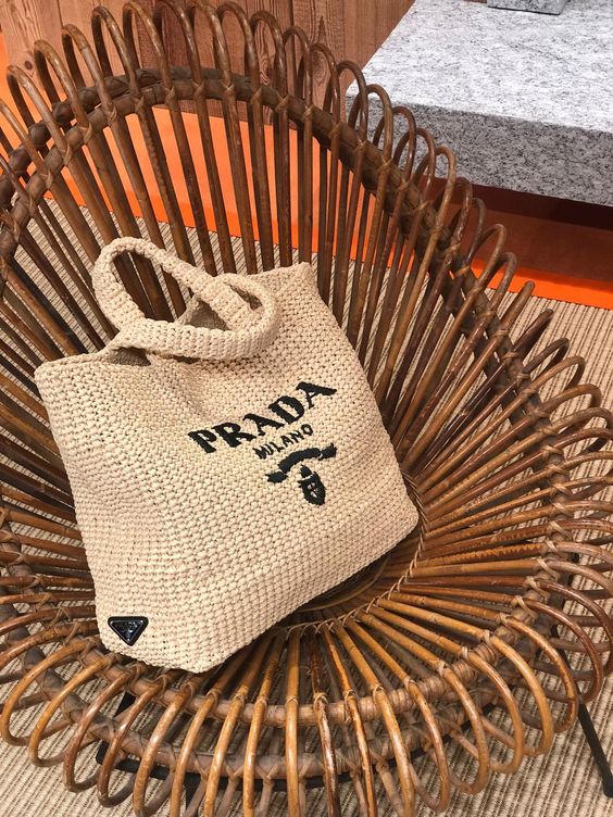 prada-raffia-bag-handbag-beach-bag-for-summer Handle