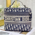 diortravel-vanity-case Handle