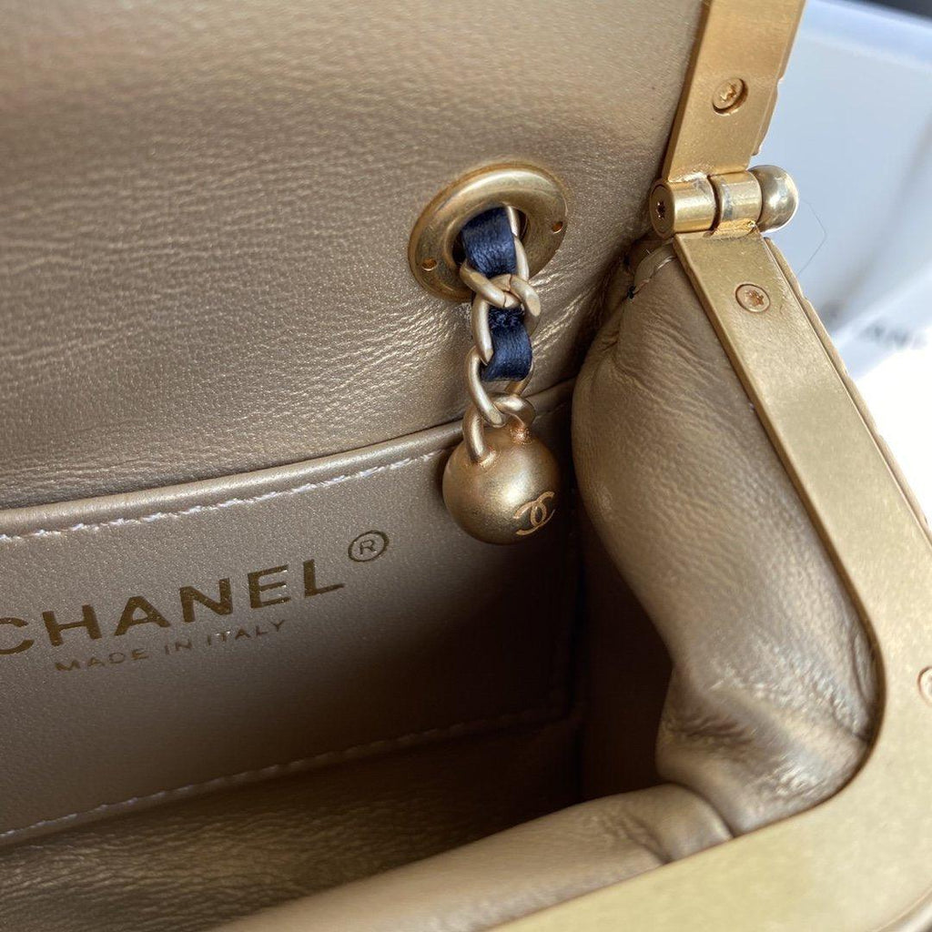 small-kiss-lock-bag Crossbody