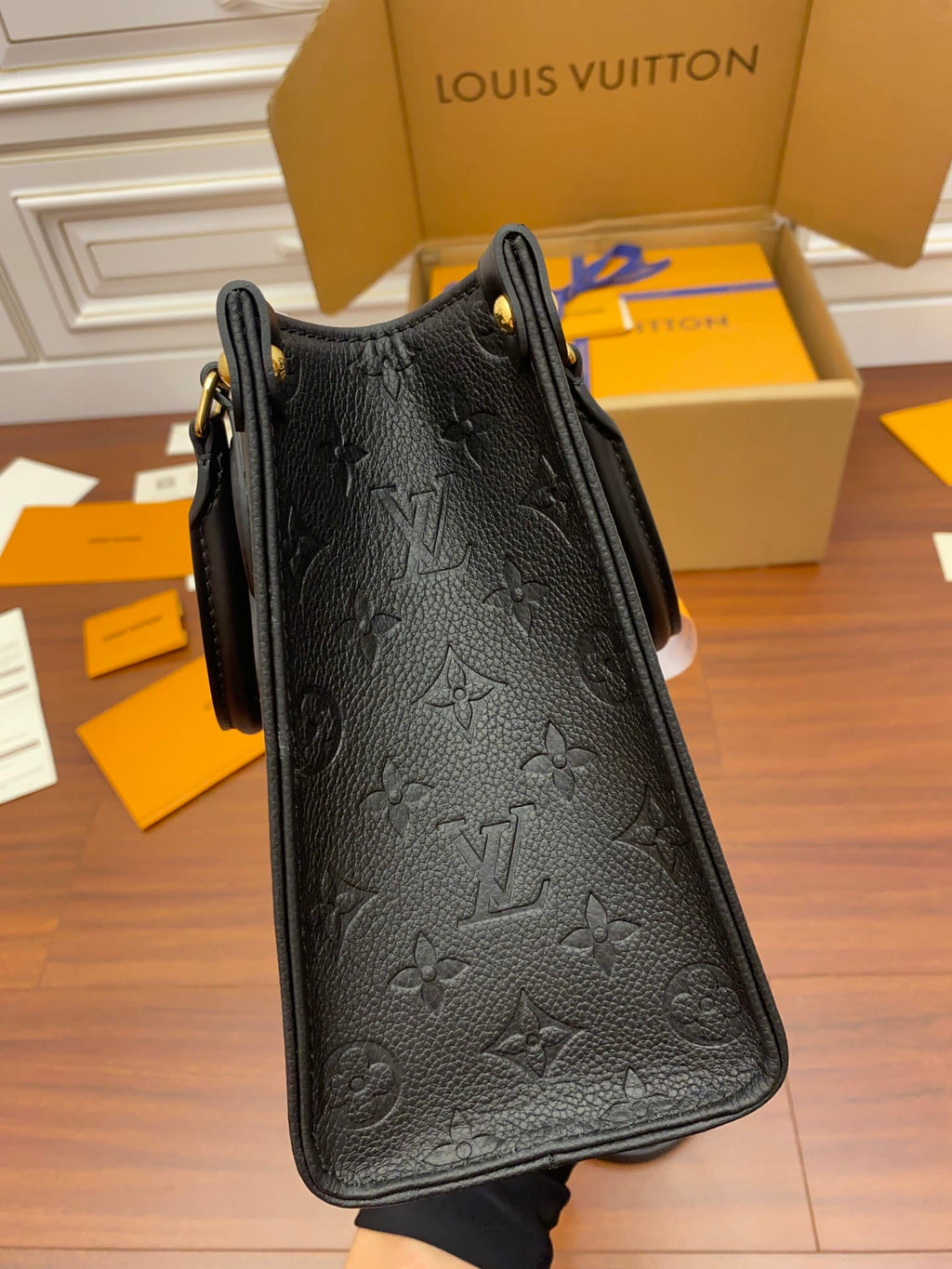 louis-vuitton-lv-onthego-pm-handbag Handle