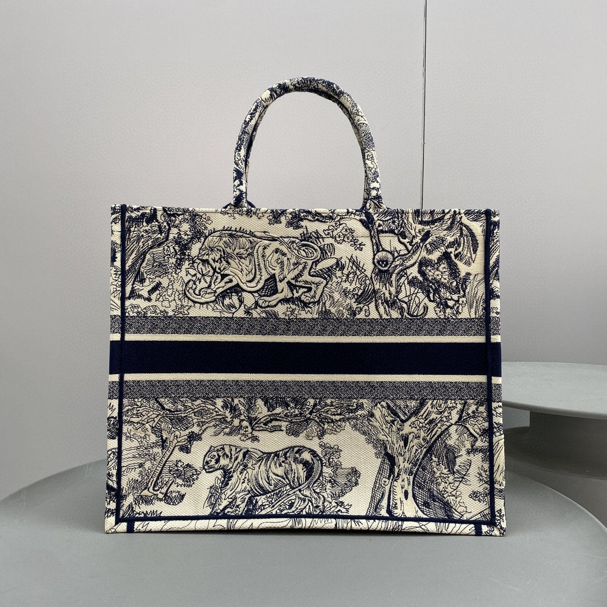 dior-book-tote-large-blue-toile-de-jouy-embroider-42-x-35-x-18-5-cm Tote