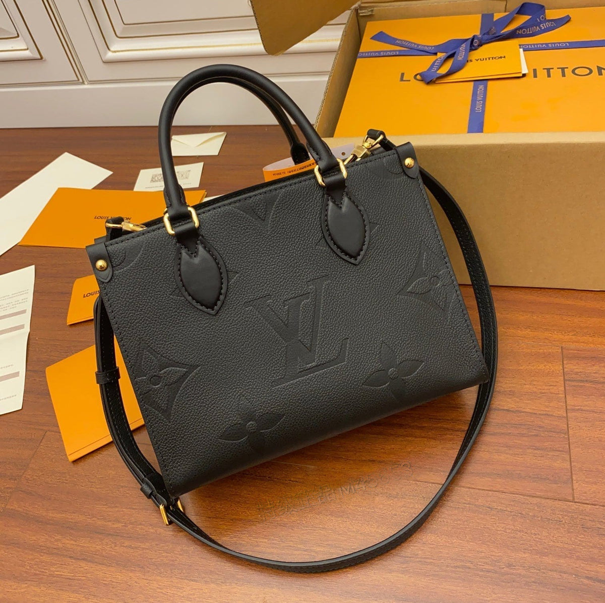 louis-vuitton-lv-onthego-pm-handbag Handle