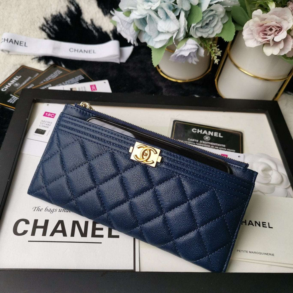 copy-chanel-caviar-quilted-classic-zip-boy-pouch Handle