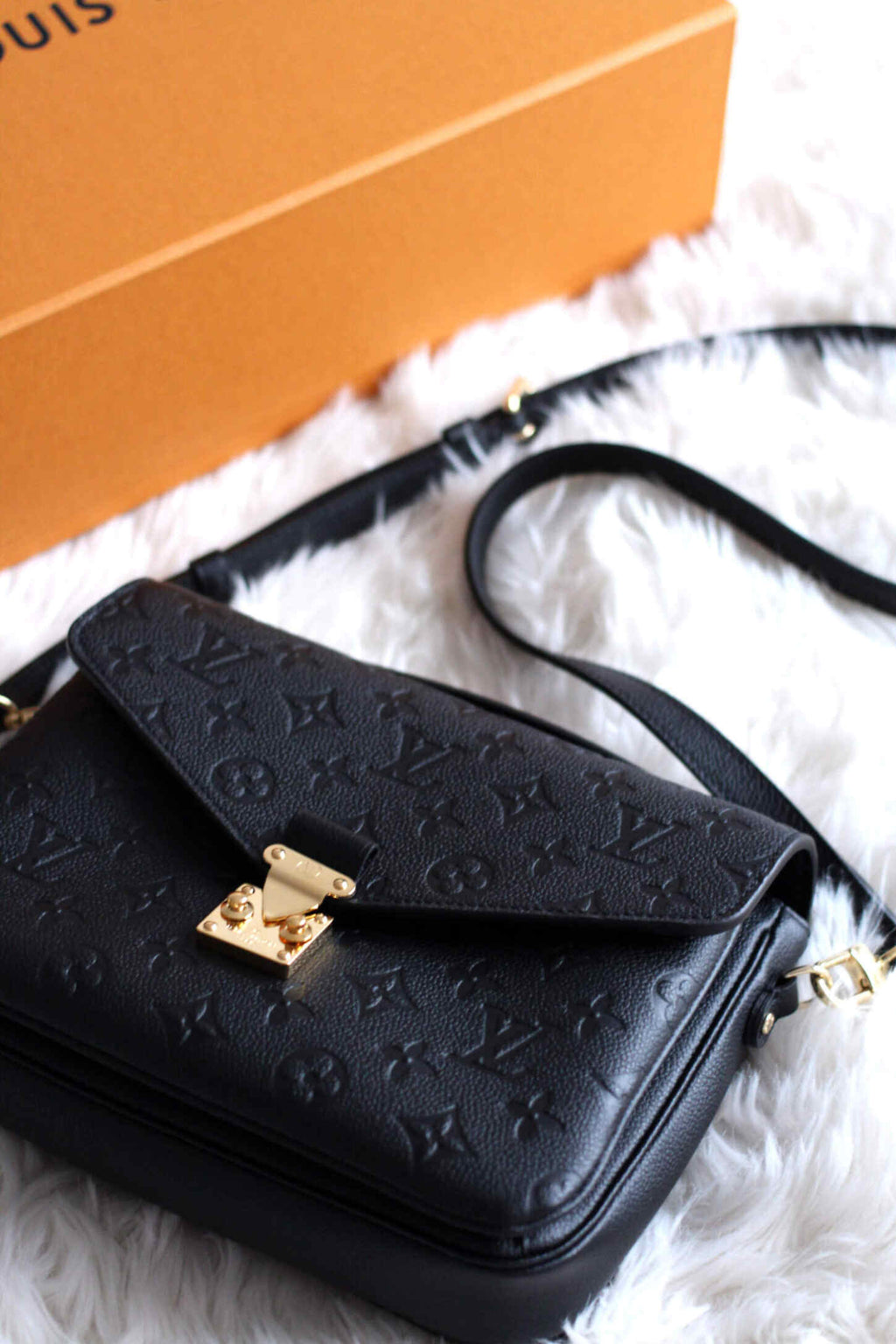 louis-vuitton-pochette-metis-bag Handle