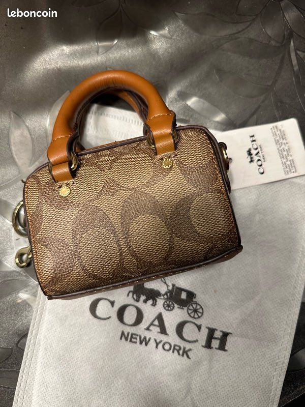coach-mini-rowan-charm-bag Handle