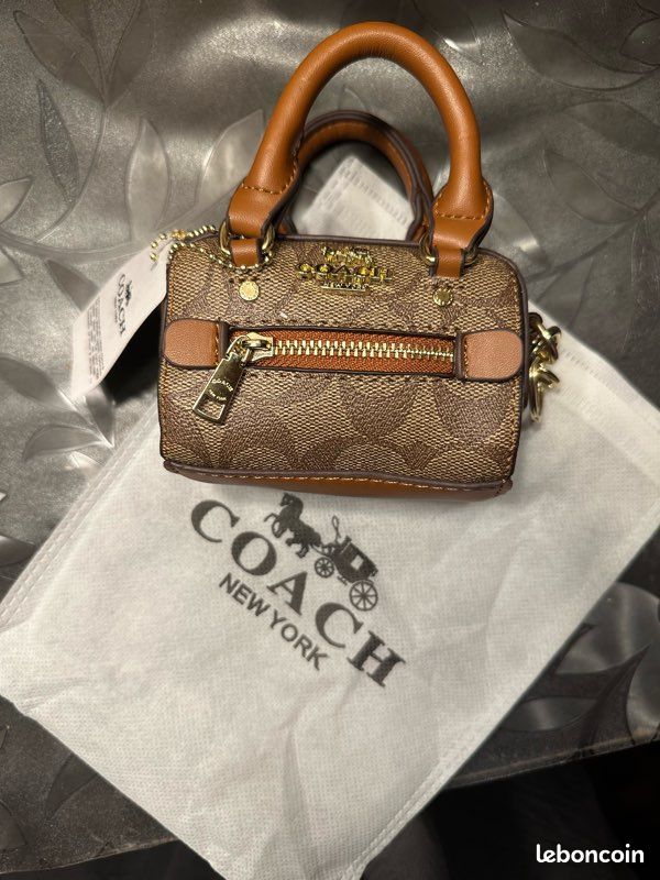 coach-mini-rowan-charm-bag Handle
