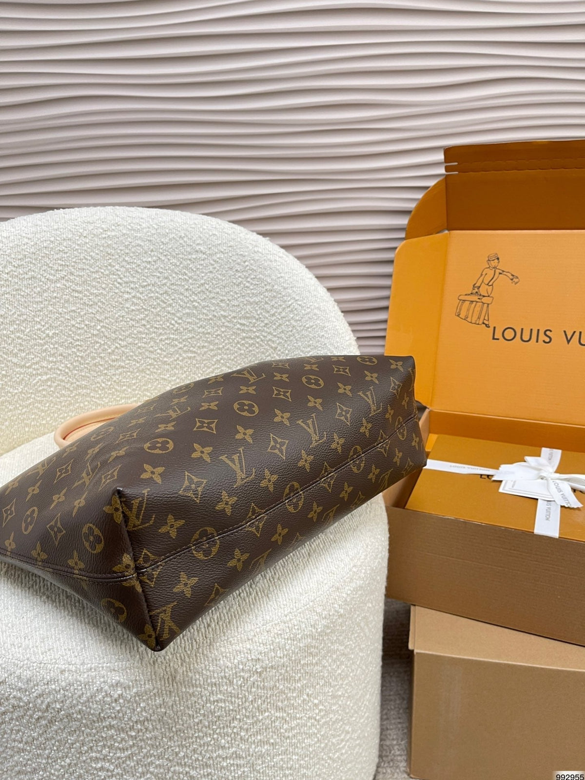 louis-vuitton-21st-century-monogram-boetie-pm-satchel-32-x-13-x-29-cm Handle