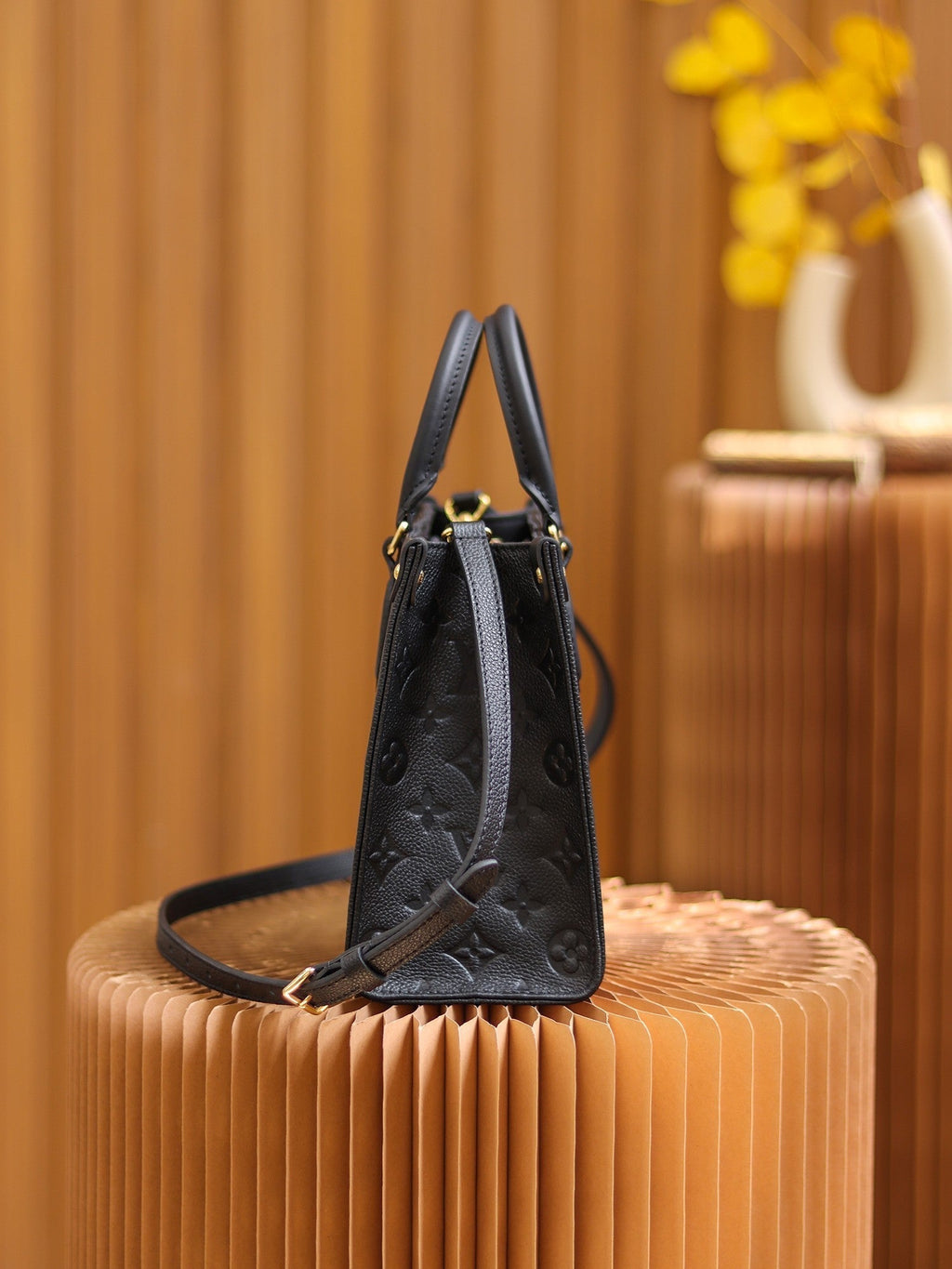 louis-vuitton-ebene-monogram-leather-bag Handle