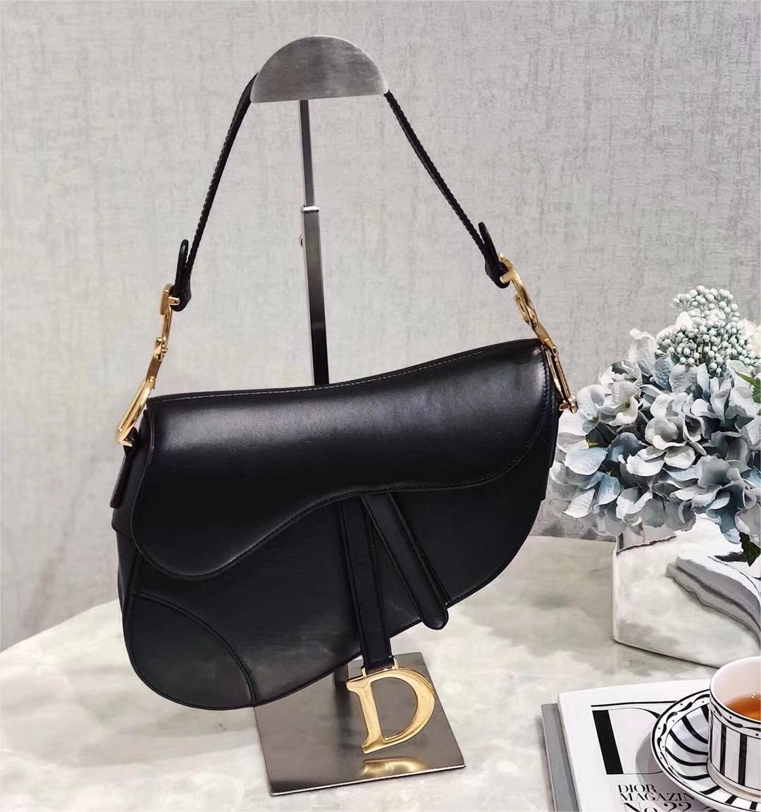 dior-vintage-ostrich-black-leather-saddle-bag-with-gold-ornaments Handle