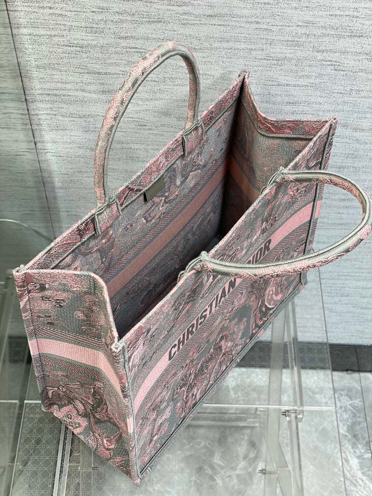 dior-book-tote-large-gray-and-pink-toile-de-jouy-reverse-beverly-hills-embroidery-42-x-35-x-18-5-cm Tote
