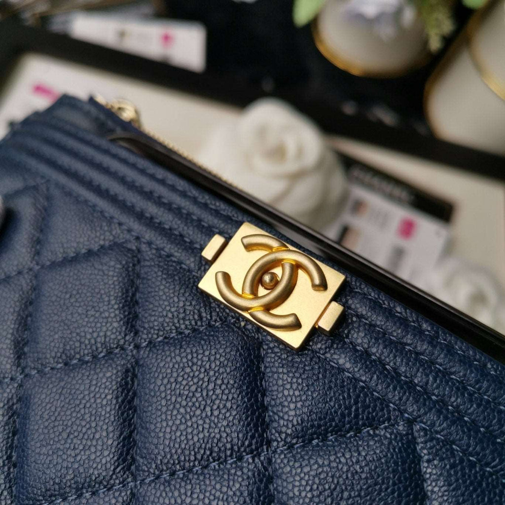copy-chanel-caviar-quilted-classic-zip-boy-pouch Handle