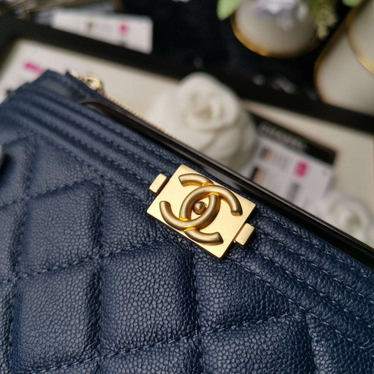 copy-chanel-caviar-quilted-classic-zip-boy-pouch Handle