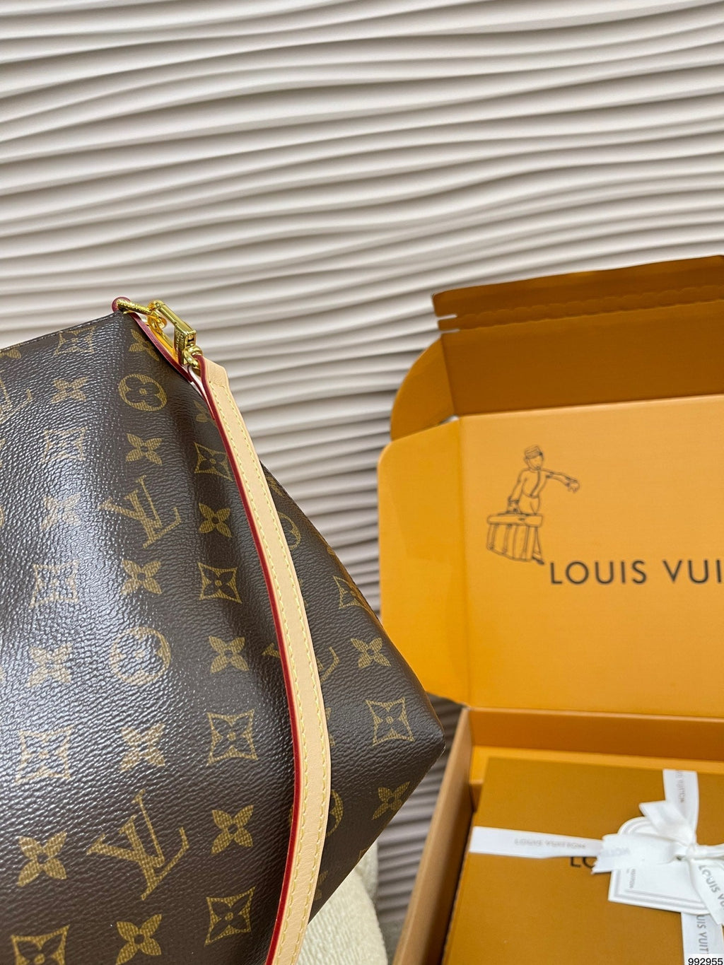 louis-vuitton-21st-century-monogram-boetie-pm-satchel-32-x-13-x-29-cm Handle