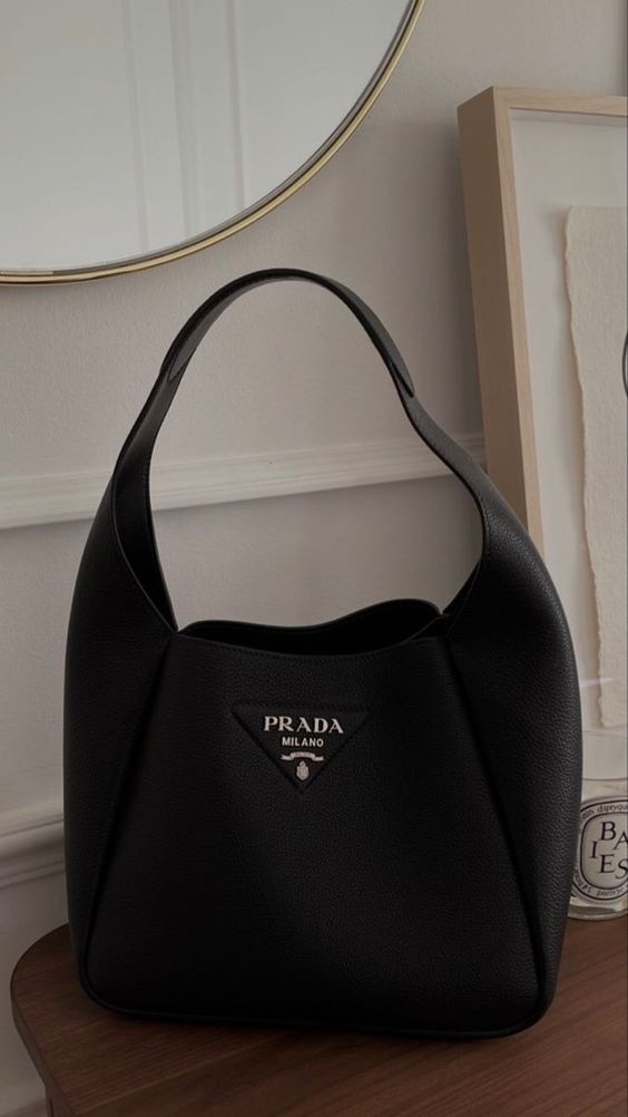 prada-black-handbag Handle