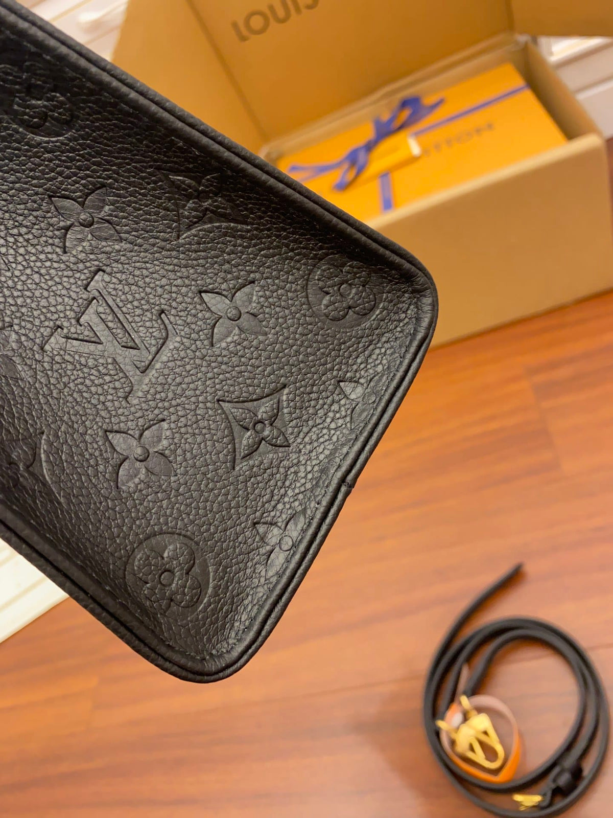 louis-vuitton-lv-onthego-pm-handbag Handle