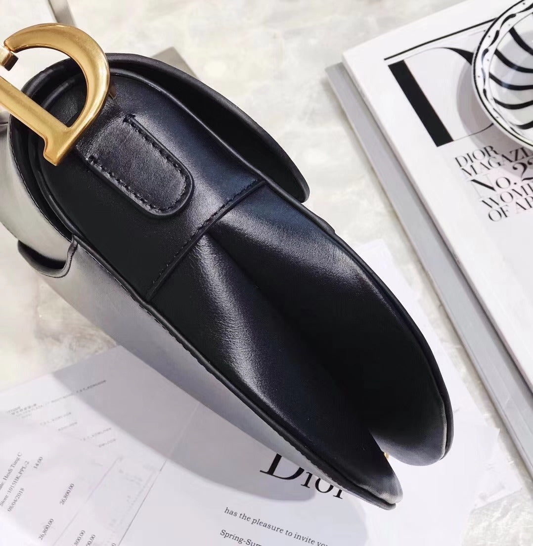 dior-vintage-ostrich-black-leather-saddle-bag-with-gold-ornaments Handle
