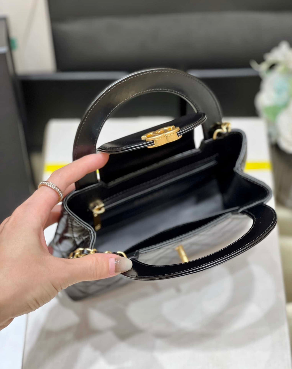 chanel-kelly-mini-shopping-bag-mini-23k-shiny-aged-calfskin-black-13x19x7cm Handle