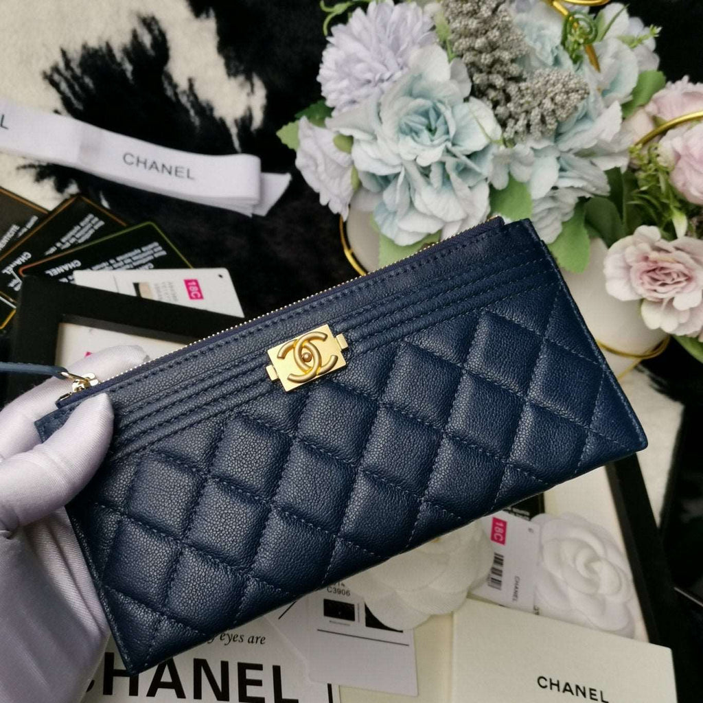 copy-chanel-caviar-quilted-classic-zip-boy-pouch Handle