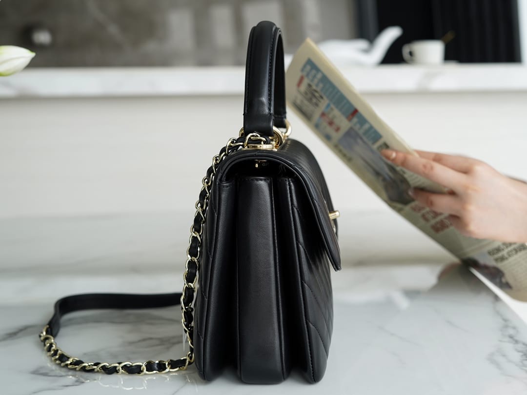 chanel-trendy-cc25-pre-owned-medium-chevron-trendy-handbag-25cm Handle