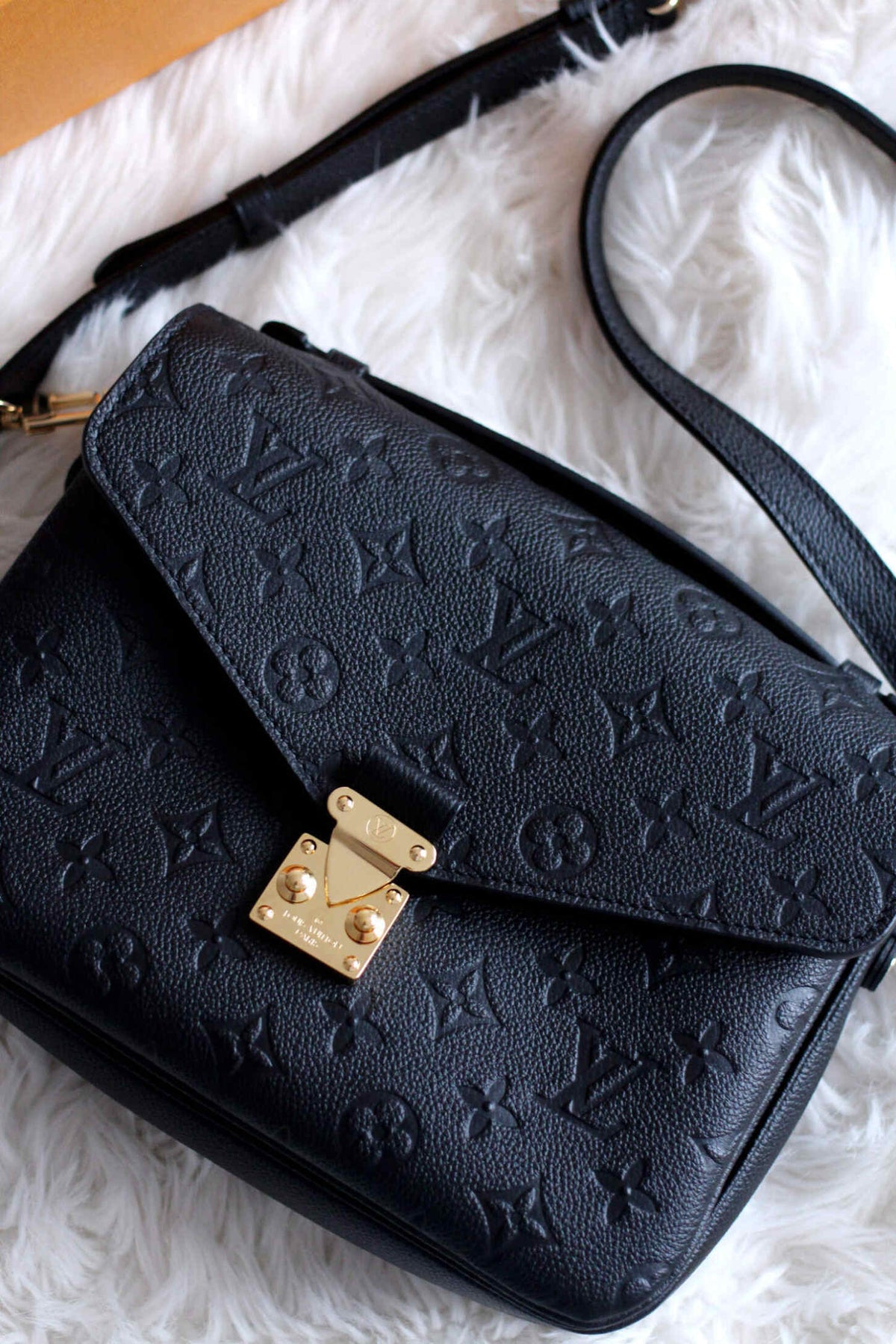 louis-vuitton-pochette-metis-bag Handle