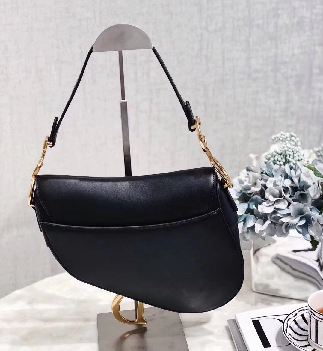 dior-vintage-ostrich-black-leather-saddle-bag-with-gold-ornaments Handle