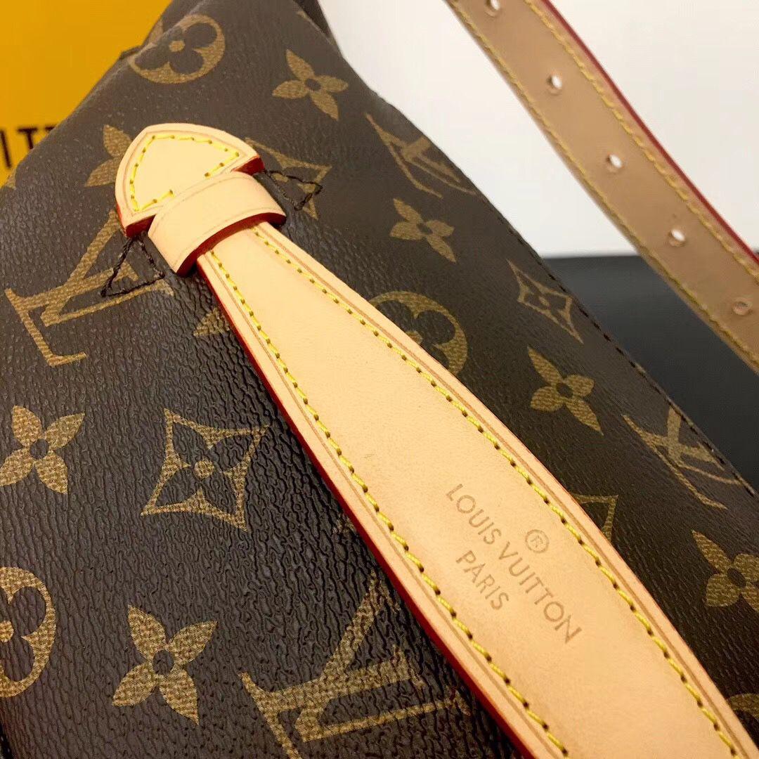 louis-vuitton-bumbag-monogram-canvas Handle